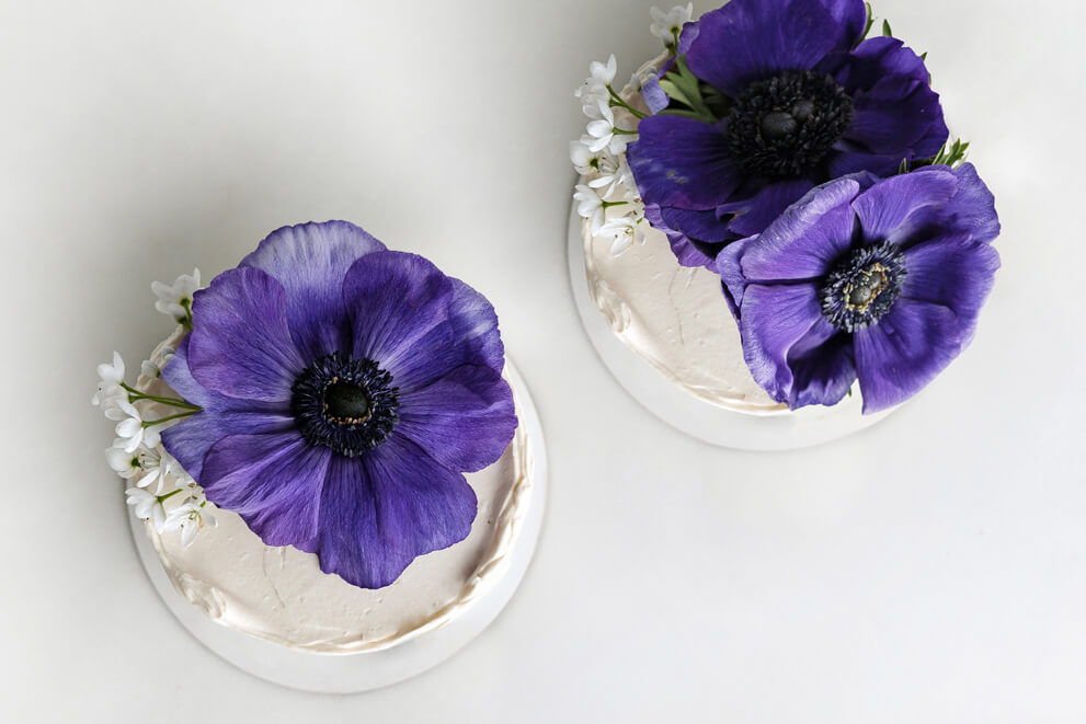 Бенто торт “СНІКЕРС” з живими квітами