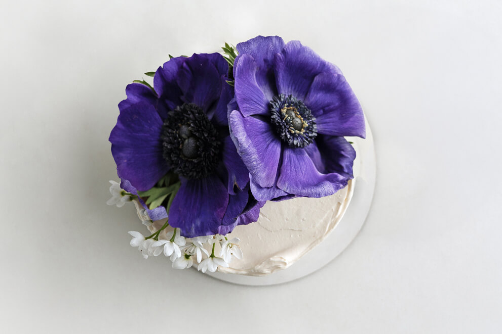 Бенто торт “СНІКЕРС” з живими квітами